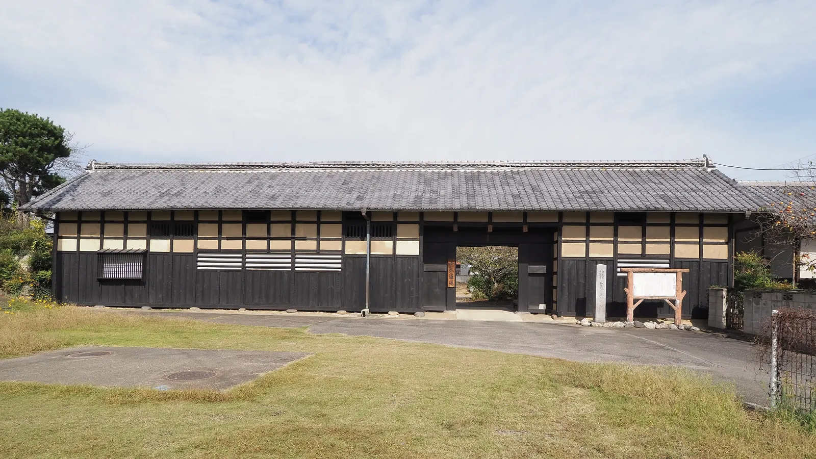 Salle d'entraînement en bois d'un dojo traditionnel au Japon