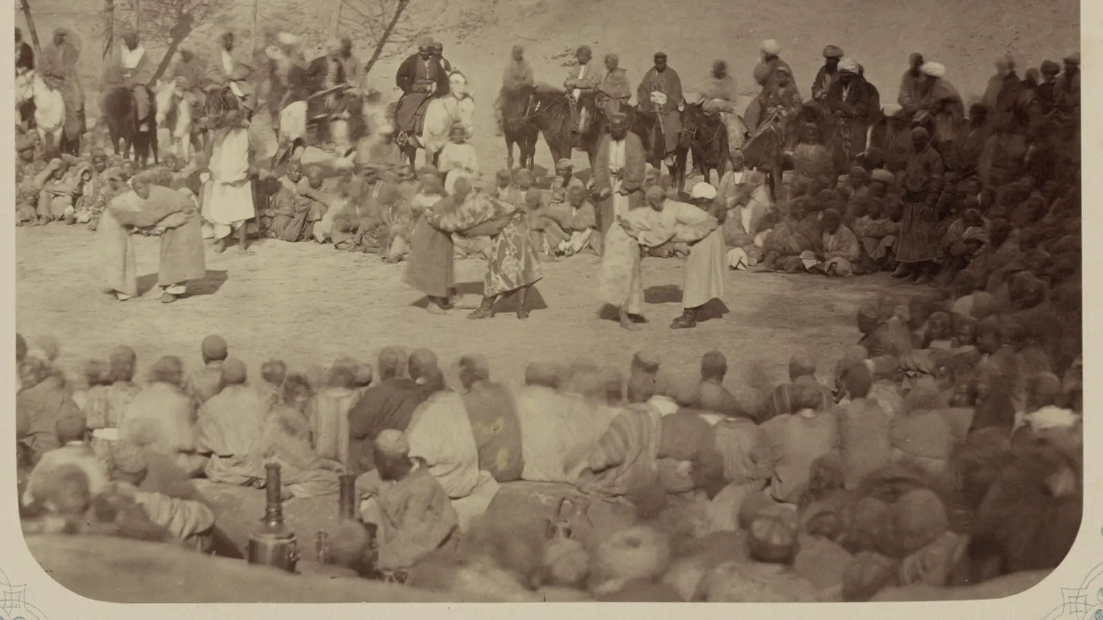 Lutteurs aux prises devant un cercle de spectateurs, photographie ancienne d'Asie centrale